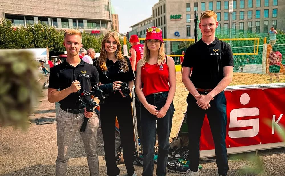 ANRELO-Team mit Kameraausrüstung beim Beachvolleyball-Cup in Kassel